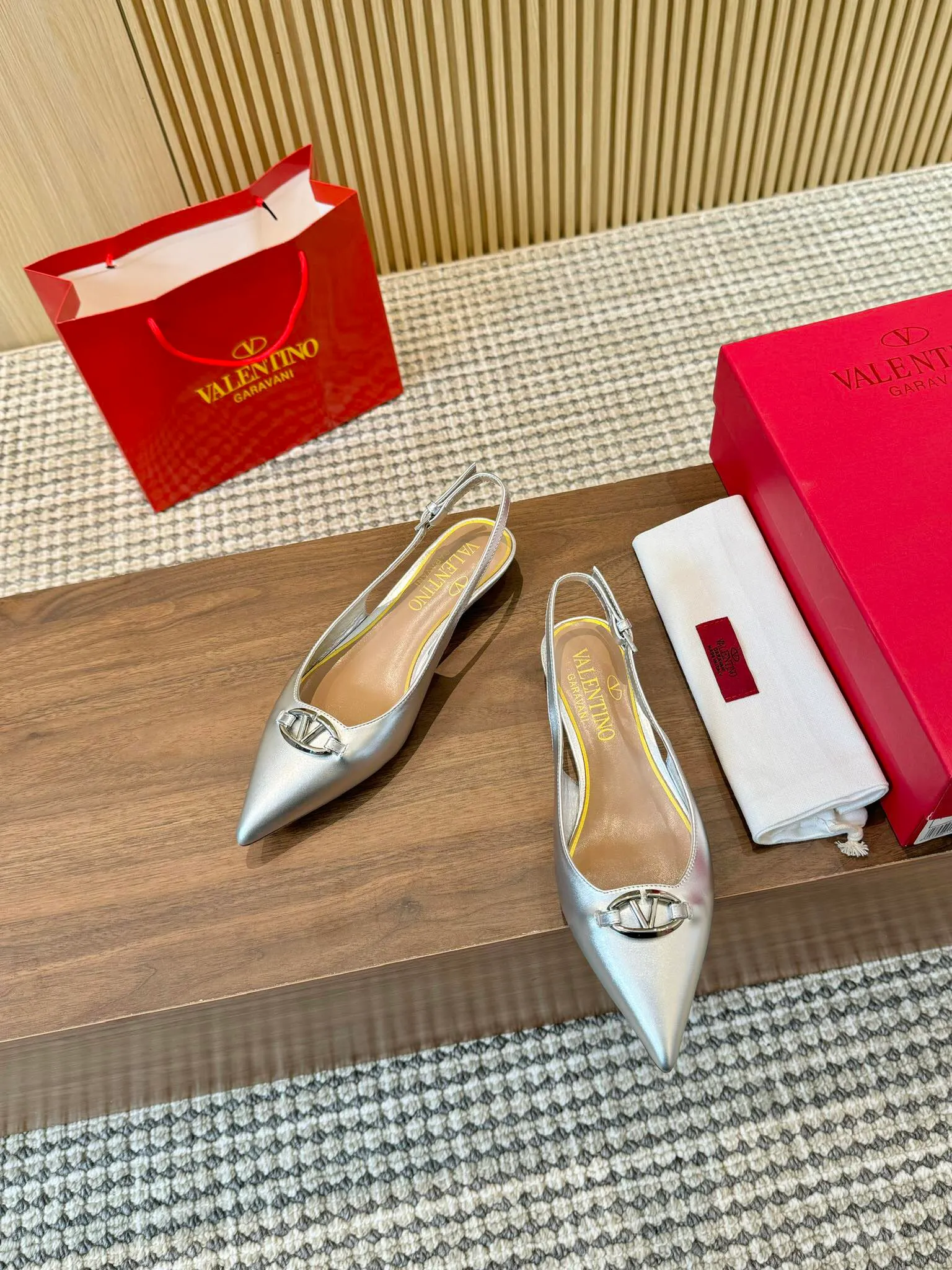 👟👟Ex-factory price 440👟👟 Genuine leather sole +40 Top version 𝑉𝐴𝐿𝐸𝑁𝑇𝐼𝑁𝑂 Valentino new spring and summer women's back hollow new sandals. The new generation of unique small "V" buckle brings out a full sense of luxury. The new season will live up to expectations! Worth buying★Absolutely high-grade❥Original method, Absolutely sensual❥Elegant style, creating a different feeling, simple and elegant style!  Code number: 35-41 (34-42 customized, non-returnable) Fabric: Imported matte cowhide Inner feet: Inner sheepskin Heel height: 3 types Heel height: 3cm➕6.5cm➕9.5cm